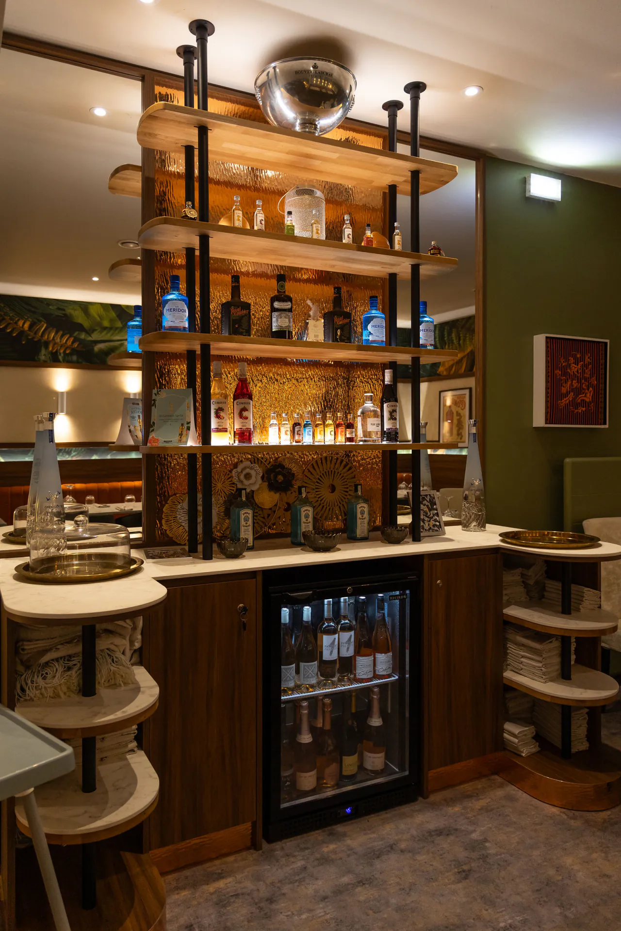 Il cocktail bar e i suoi scaffali di bottiglie, Maison Zue a Saumur