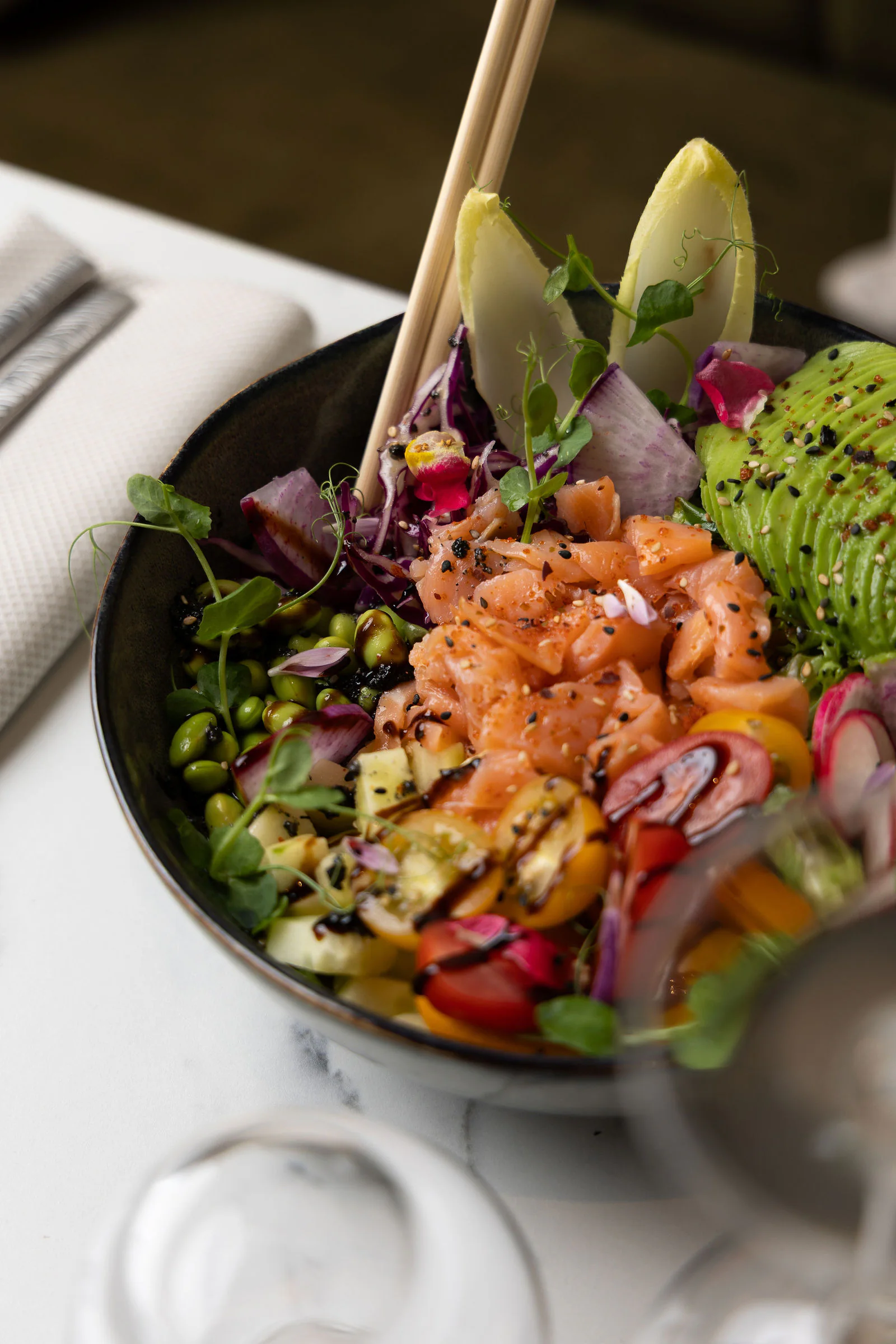 Poke bowl con salmone e avocado