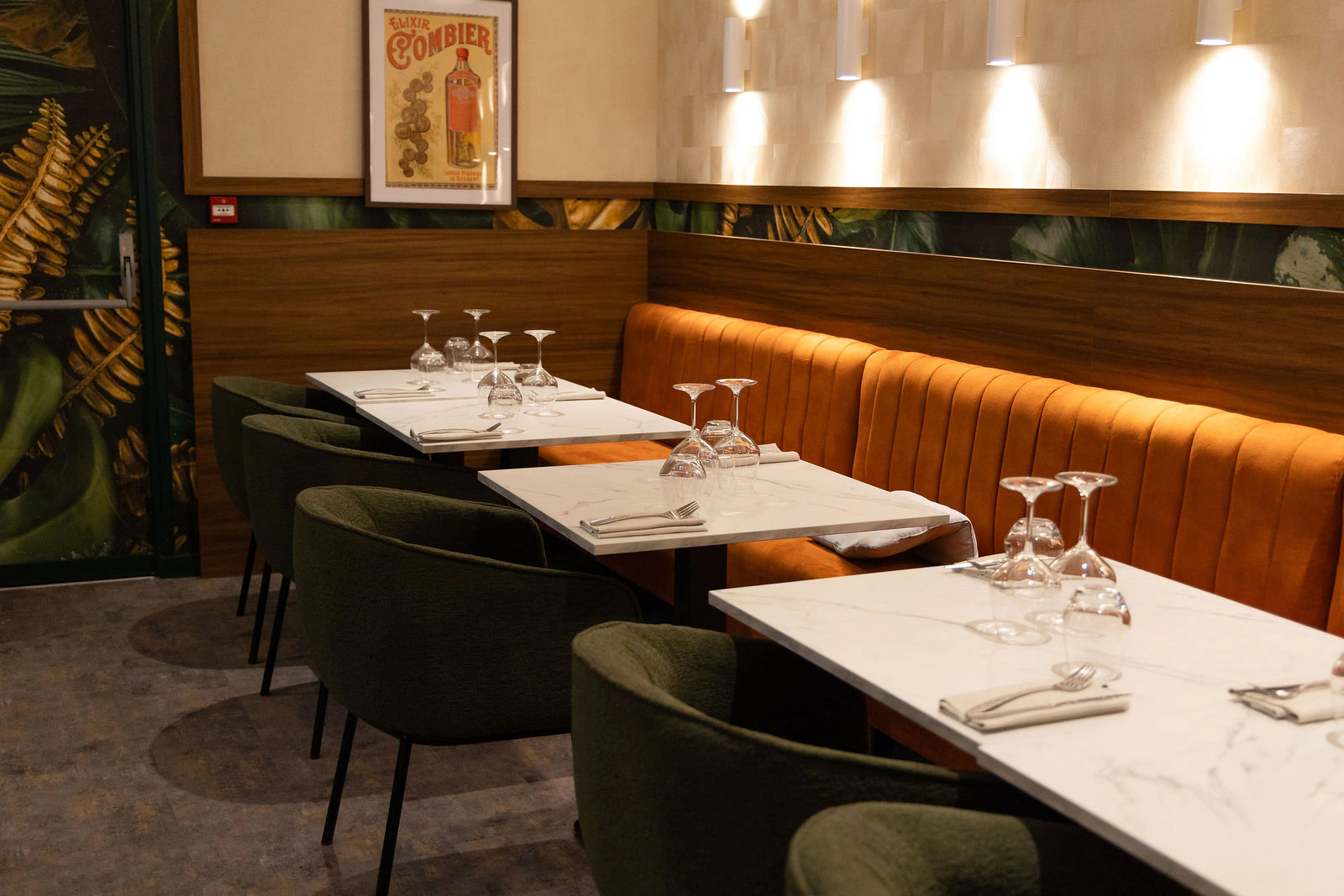 Maison Zue dining room in Saumur, velvet banquettes