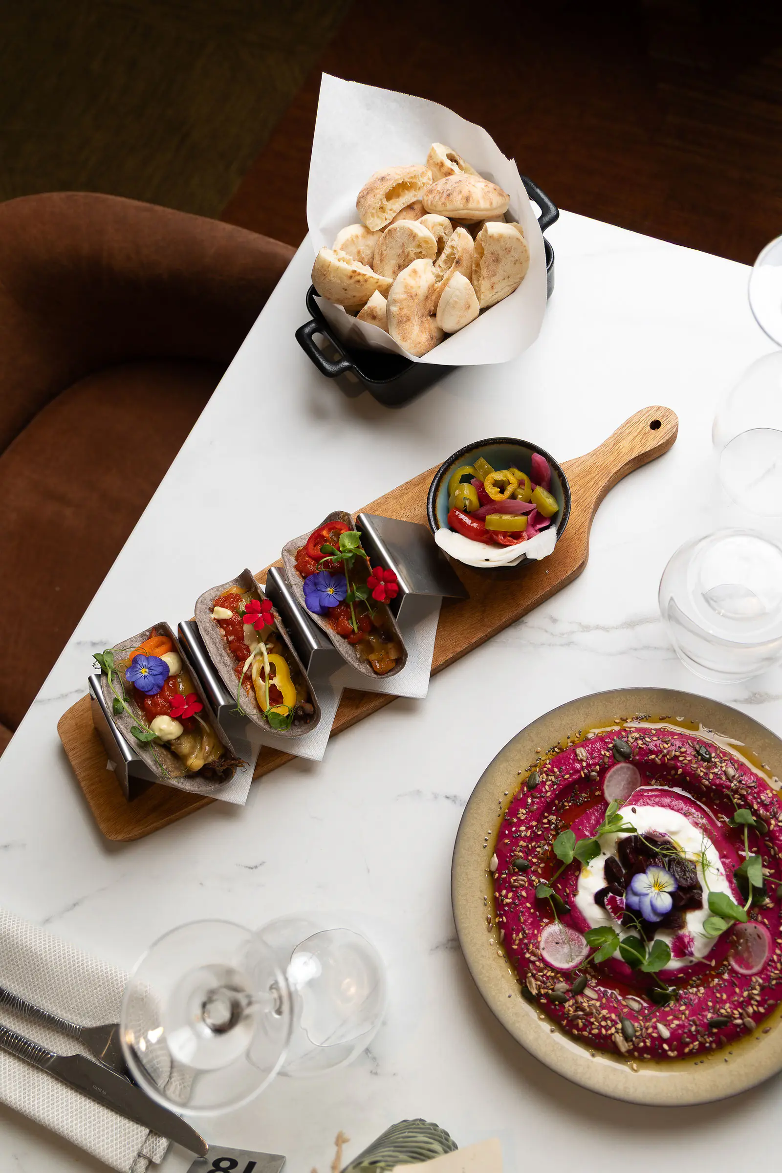 Tapas da condividere: tacos e hummus di barbabietola